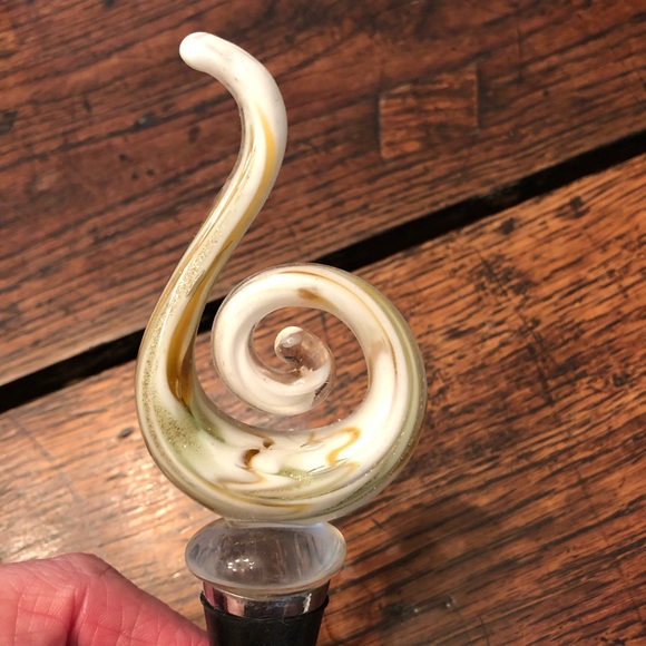 Two beautiful glass wine bottle stoppers - Picture 3 of 3